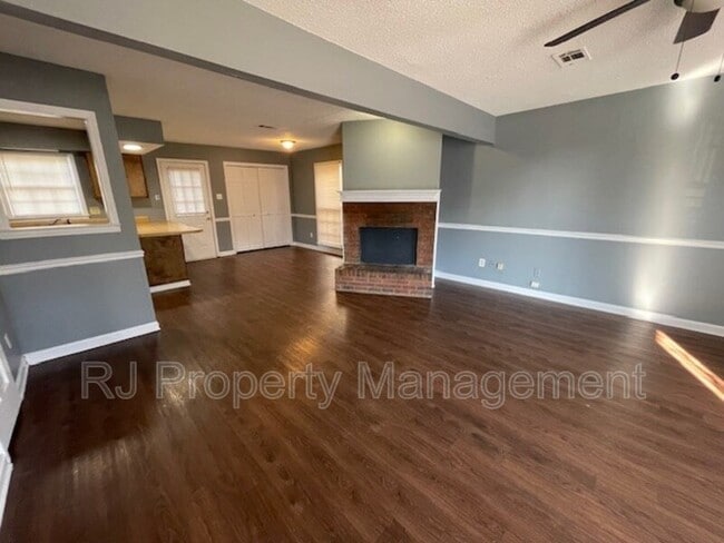 Building Photo - 5560 Blossom Ln