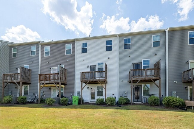 Building Photo - **Spacious 3bd/3ba Townhome in Raleigh**