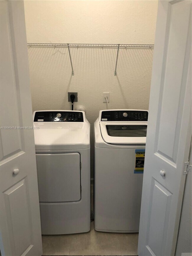 Building Photo - 2610 SE 13th St