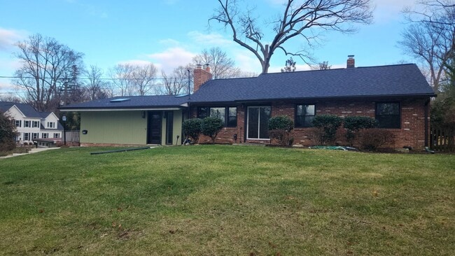 Building Photo - Beautiful Ft Hunt Area Home