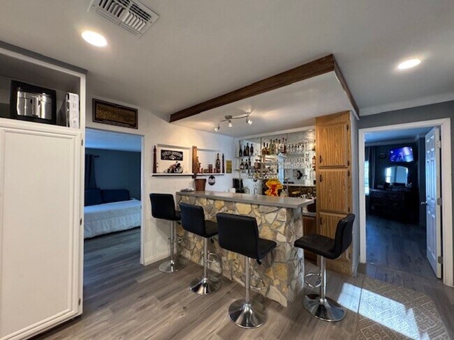 Building Photo - 3 BR 2 bath Furnished home Utilities Inclu...