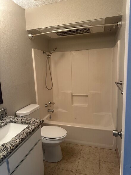 Building Photo - 228 Greenhill Dr