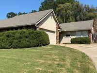 Building Photo - Vaulted Ceilings, Large Great Room! 3 bedr...