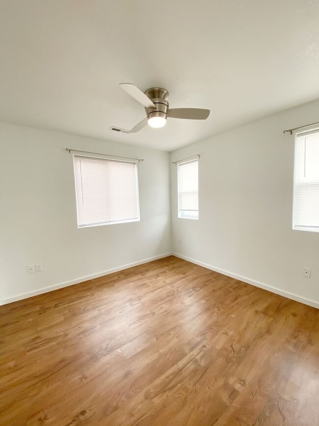 Building Photo - 541 Sinclair St