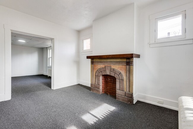 Building Photo - 2027 Eccles St