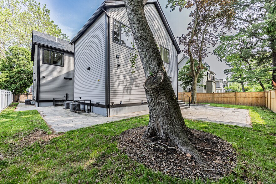 Building Photo - 95 Griswold St