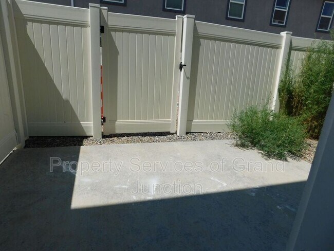 Building Photo - 621 Zenith Ln