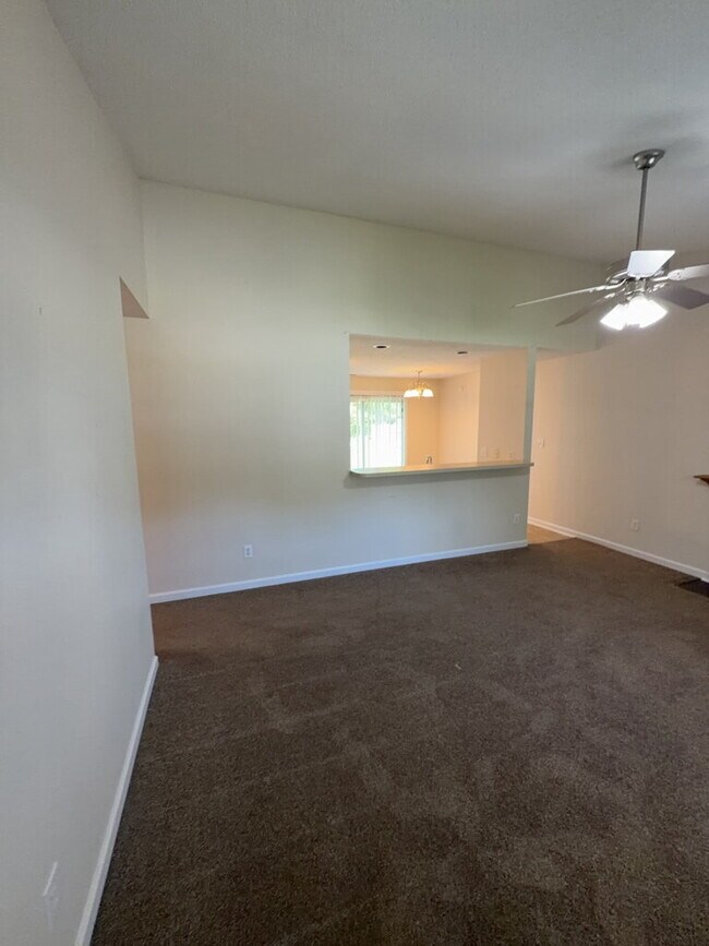 Building Photo - Charming 3 Bedroom, 2 Bath Home in Hubert-132 Daphne Drive