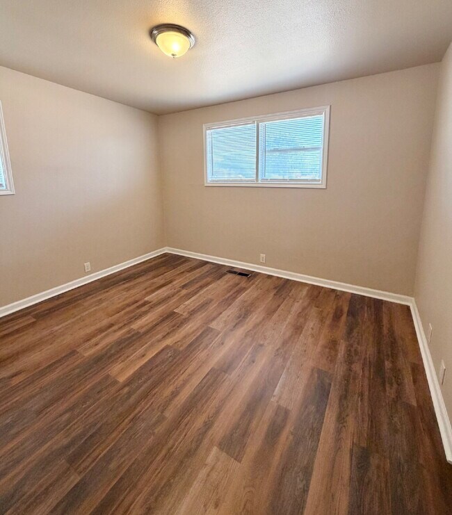 Building Photo - "Charming 3-Bed, 2-Bath Lubbock Home with Spacious 1176 Sq Ft Layout!"