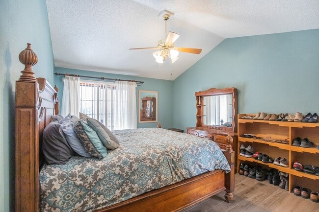 Building Photo - 3 Bedroom 2 Bathroom Home - Dogs Allowed & Large Backyard!