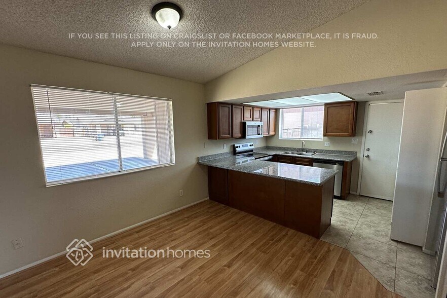 Building Photo - 1643 W Muriel Dr