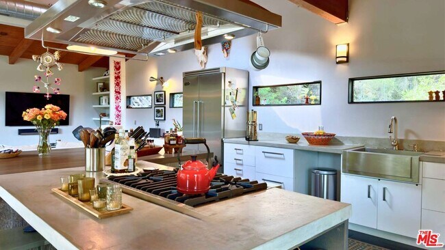 Building Photo - 19562 Cave Way