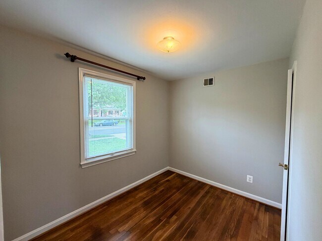 Building Photo - 6825 Westmoreland Rd