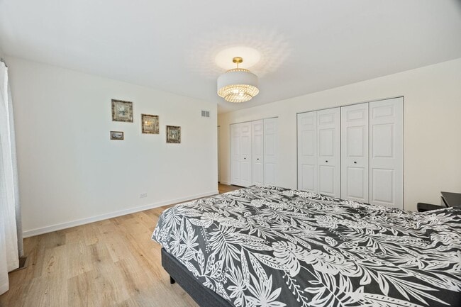 Building Photo - 1305 S Paddock Dr