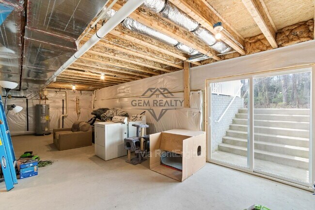 Building Photo - 102 Monroe St