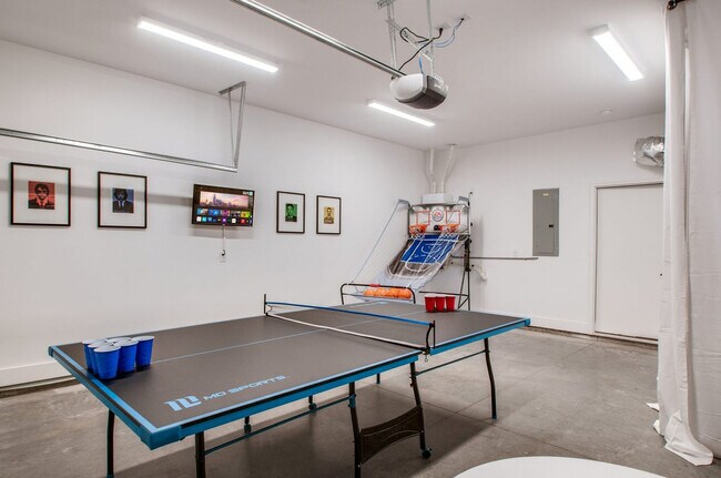 Building Photo - 2807 Delaware Ave