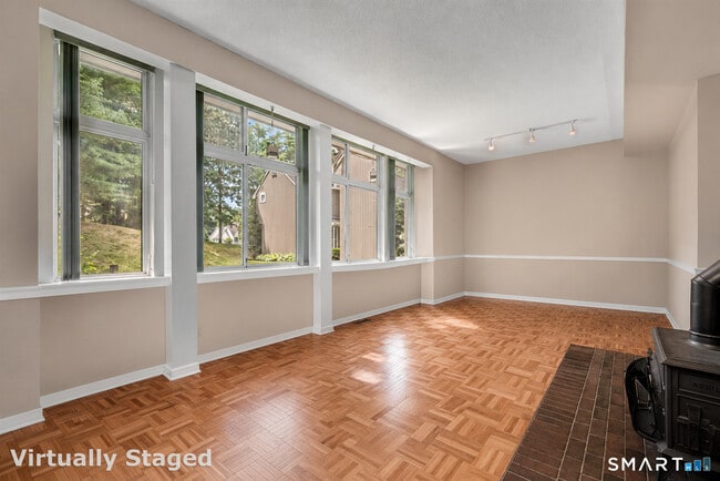 Building Photo - 10 Partridge Ct