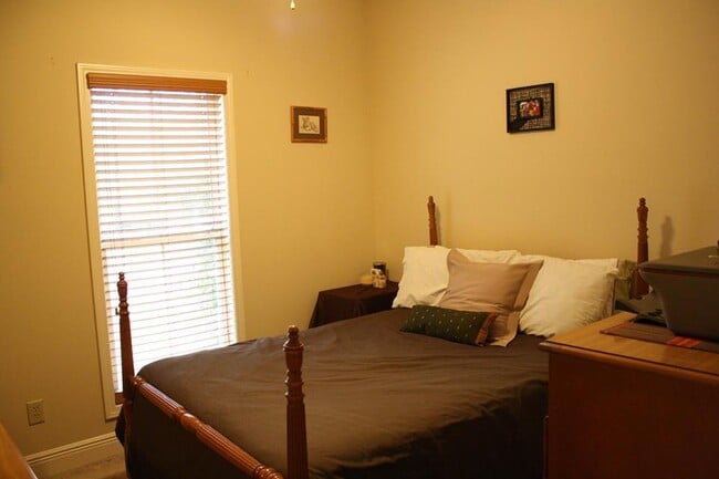 Building Photo - Charming 3 Bedroom 2 bath cottage