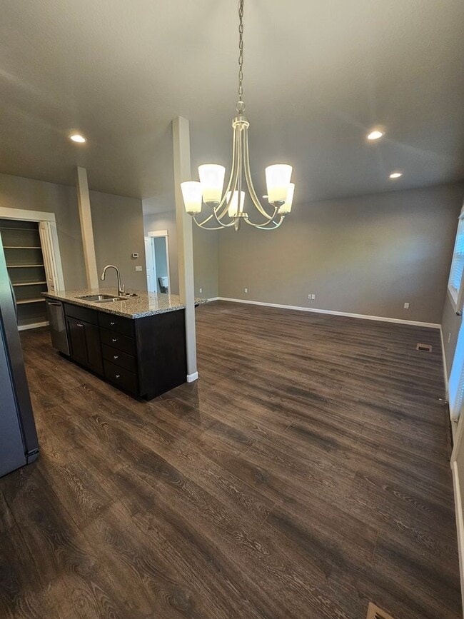 Building Photo - Beautiful 3 Bedroom Townhouse! Won't Last!
