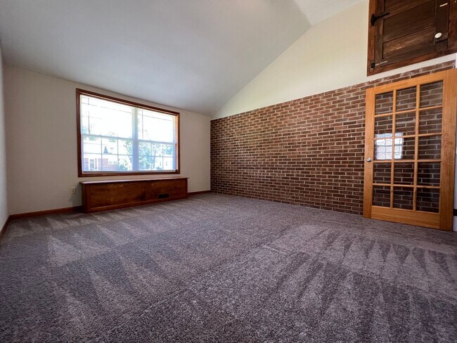 Building Photo - Great on Gardenview!