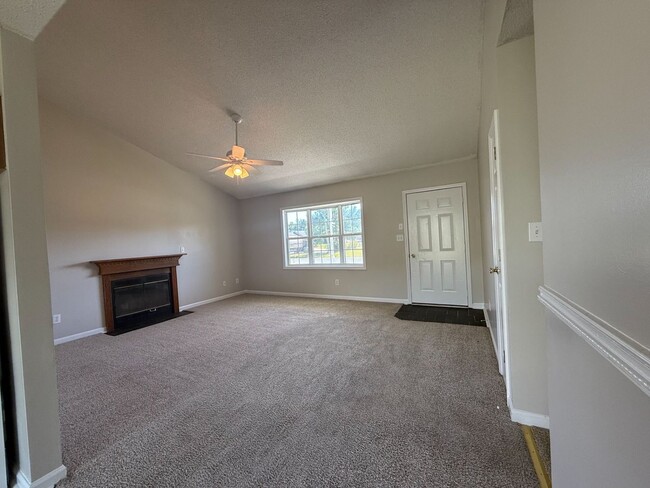 Building Photo - 3 bedroom 2 bath home in Foxtrace subdivision