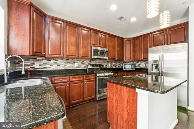 Building Photo - 7203 Silver Thorn Way