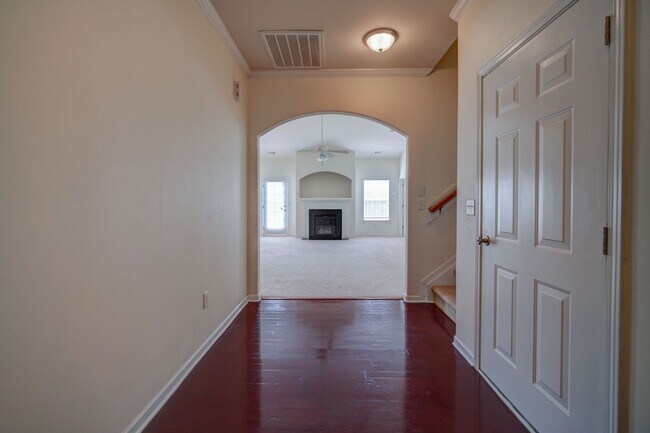 Building Photo - 4 BR/2 BA, 1 Car Garage, Charming Home in ...