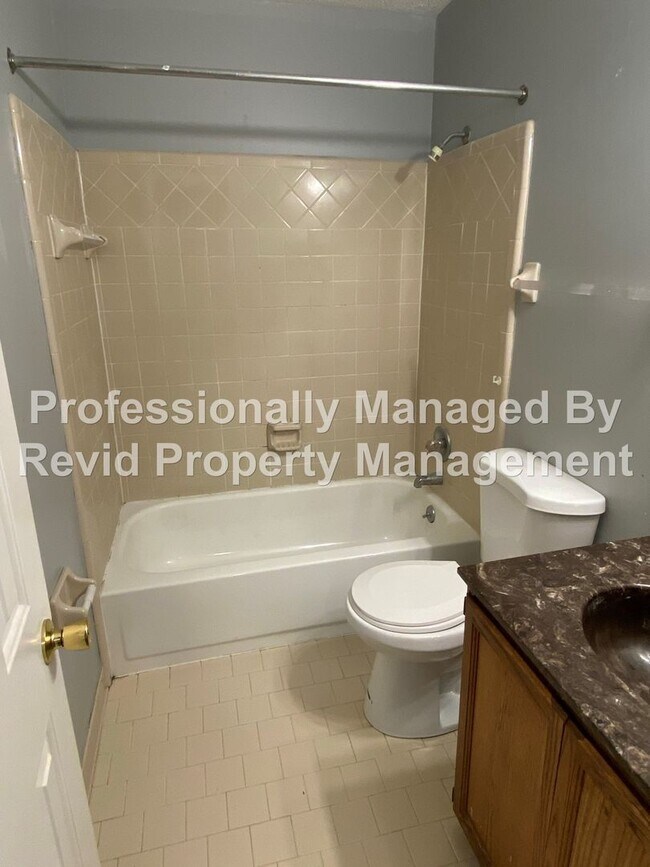 Building Photo - 2 Bedroom Townhome