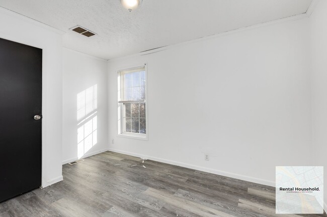 Building Photo - Completely Redone 3 Bed 1.5 Bath Rental!