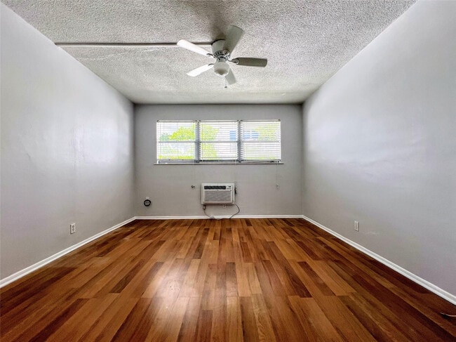 Building Photo - 625 Antioch Ave