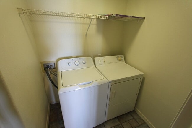 Building Photo - Light-Filled 2 Bed / 2 Bath Condo | 1,104 Sq Ft | Fireplace | Private Balcony