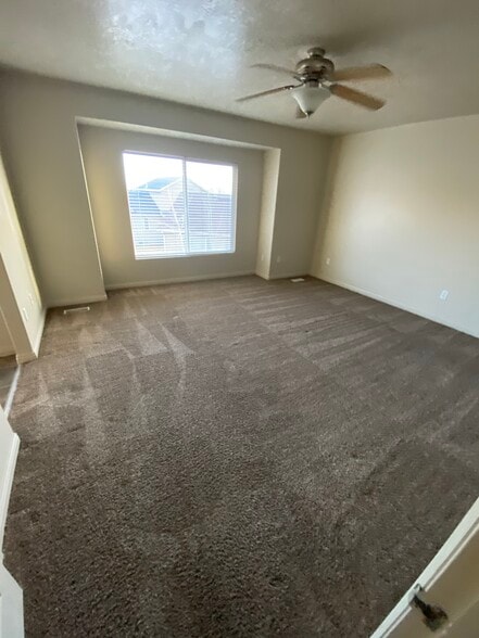 Master bedroom - 466 E Apple Grove Ln