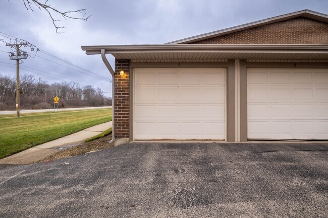 Building Photo - 800 Brook Dr
