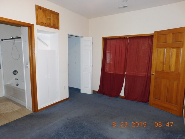 Building Photo - Large Single Family Home