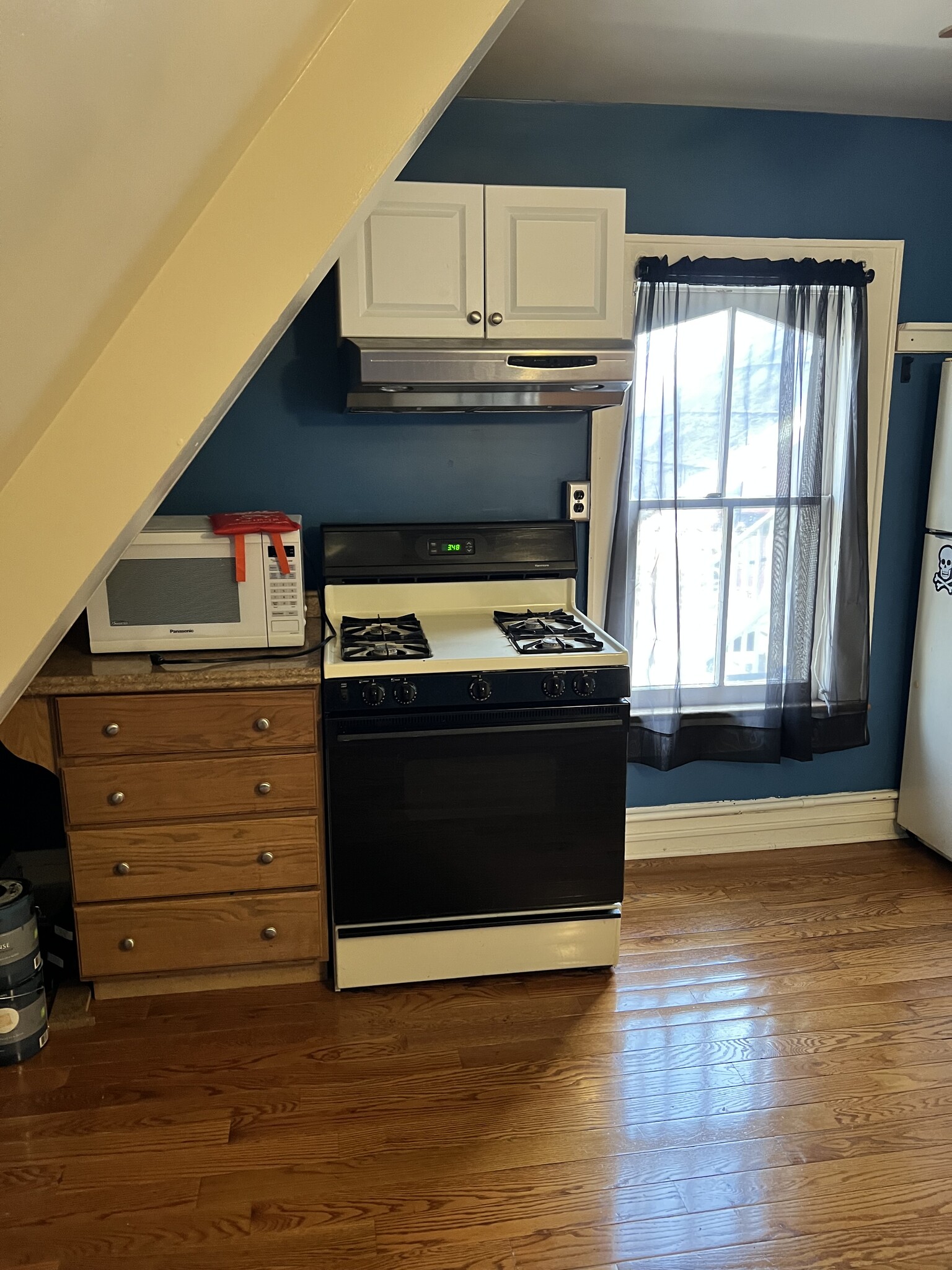 Kitchen - 136 E 9th St