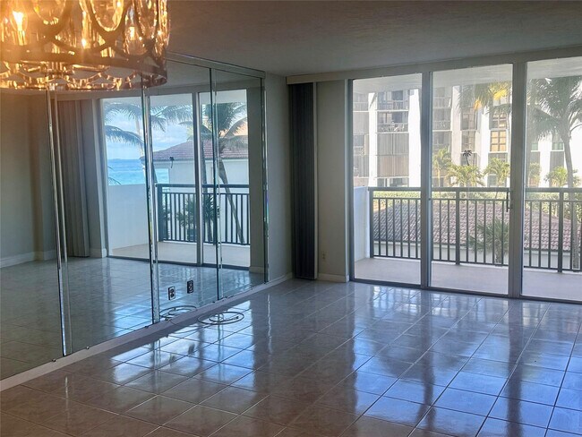 Building Photo - 1149 Hillsboro Mile