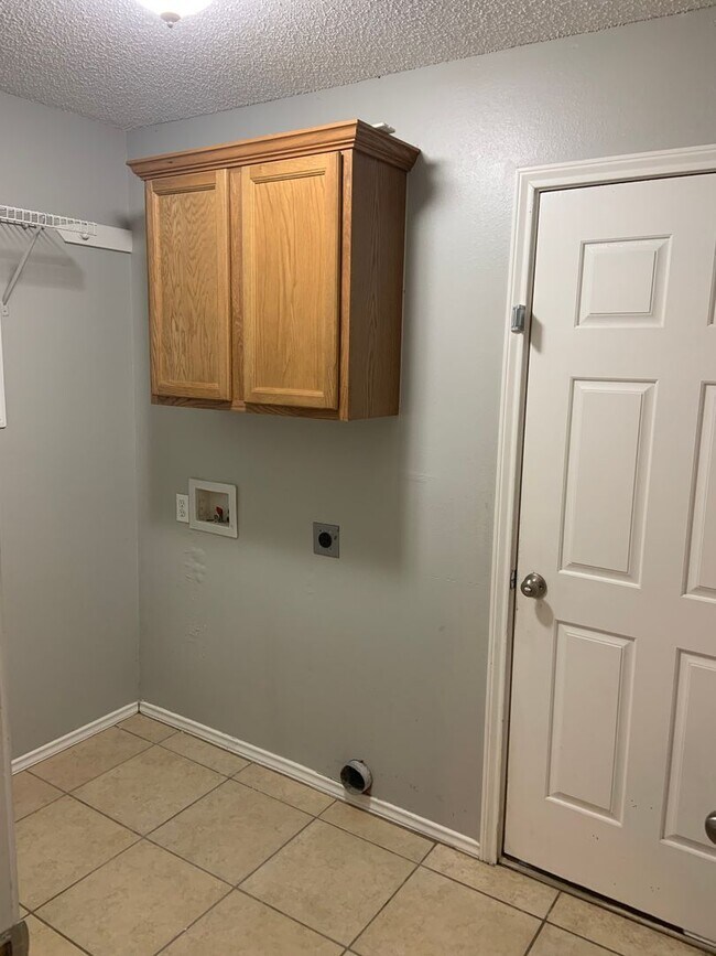 Building Photo - Fantastic House Available June 6th in Fren...