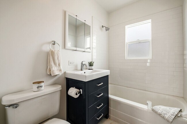 Building Photo - Updated 3-Bedroom, 2-Bath Home in the Heart of Englewood - Available Now!