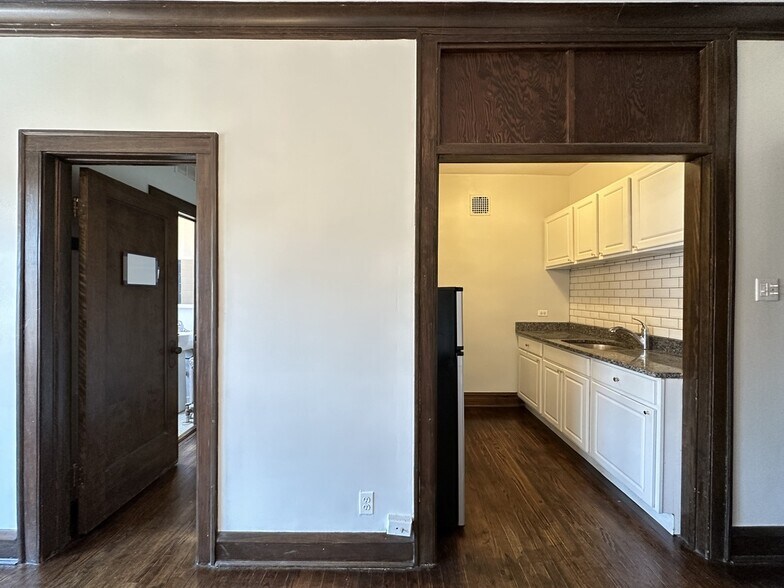 Building Photo - 1367 E 53rd St