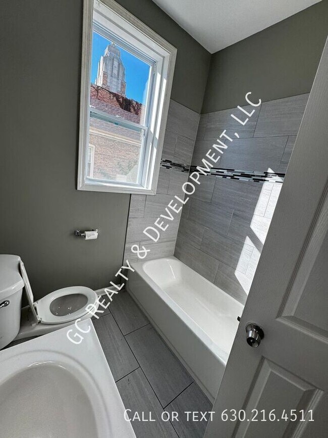 Building Photo - 11347 S King Dr