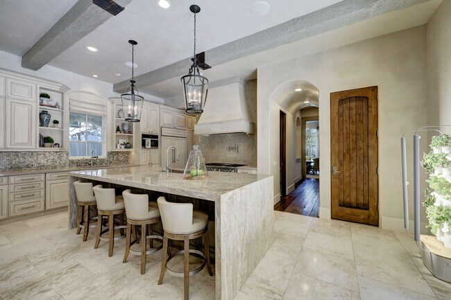 Building Photo - 5610 Lynbrook Dr