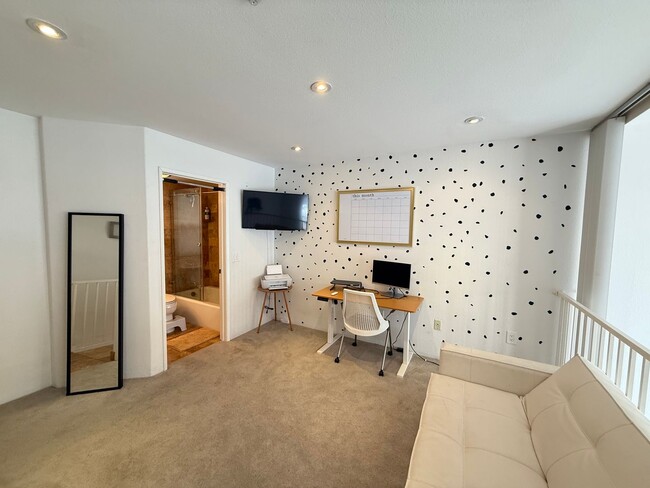 Building Photo - Charming Loft - 2 bed/ 2.5 bath in prime d...