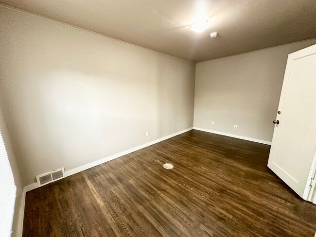 Building Photo - Charming 2 Bed 1 Bath Home Located in Historic Downtown Roslyn