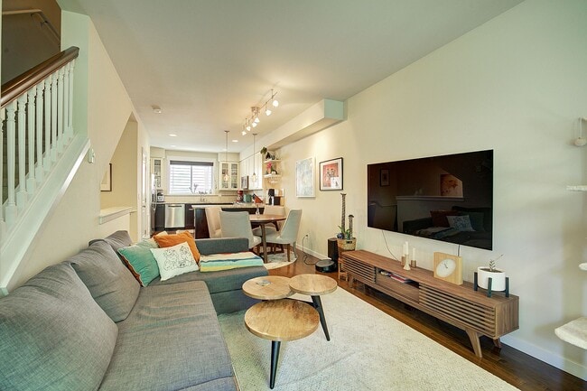 Building Photo - 2bd/2.5ba Seattle Townhome
