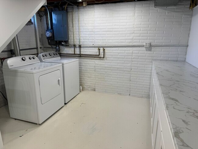 Building Photo - 2319 Pinehurst St