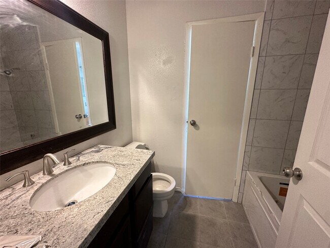 Building Photo - 14846 Waterside Dr