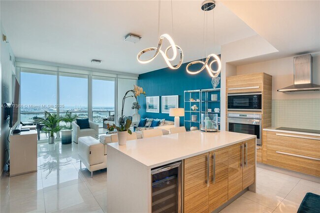 Building Photo - 2020 N Bayshore Dr
