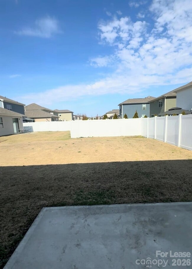 Building Photo - 2011 Weddington Pointe Dr