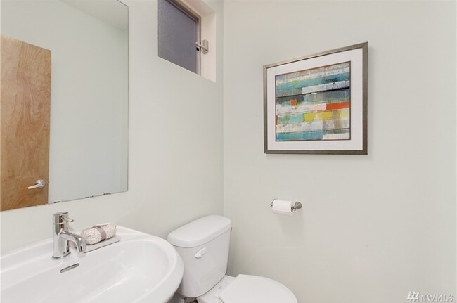 Building Photo - Stunning Townhome in the heart of Columbia...