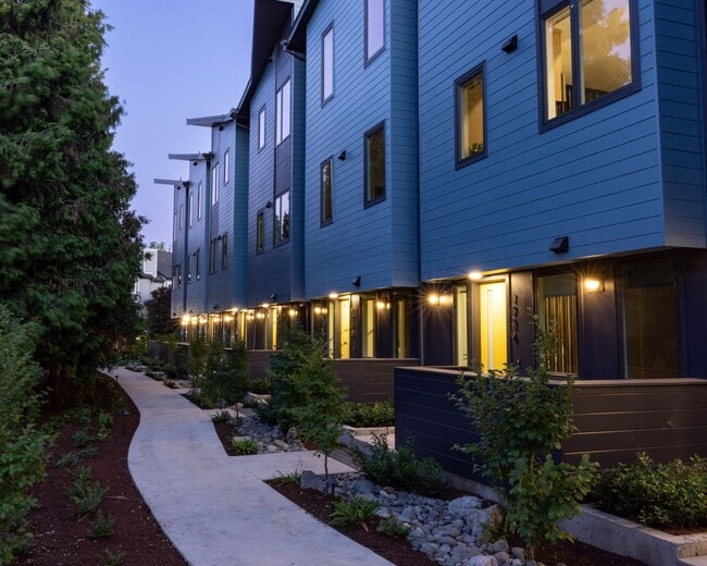 Building Photo - Riverside Townhomes - Waterfront Living in...